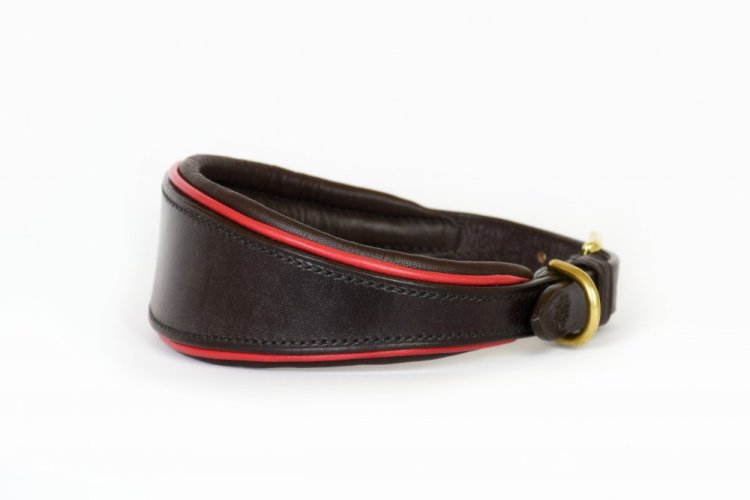 Hnědý kožený obojek pro chrta s měkkým polstrováním a červenou paspulkou (velikost: 38 - 44 cm)