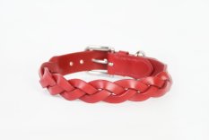Zaplétaný kožený obojek ze tří pramenů, červený se stříbrným kováním (velikost: 36 - 42 cm)
