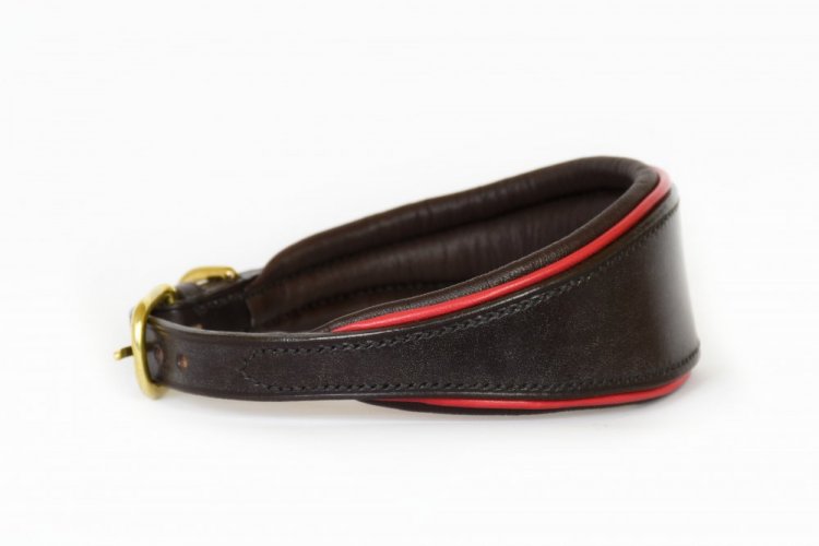 Hnědý kožený obojek pro chrta s měkkým polstrováním a červenou paspulkou (velikost: 38 - 44 cm)