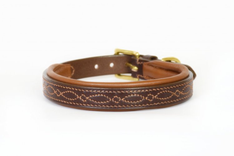 Kožený obojek s ozdobným prošitím a měkkým polstrováním - Šířka obojku a přezka: 1,9 cm - přezka s rolnou